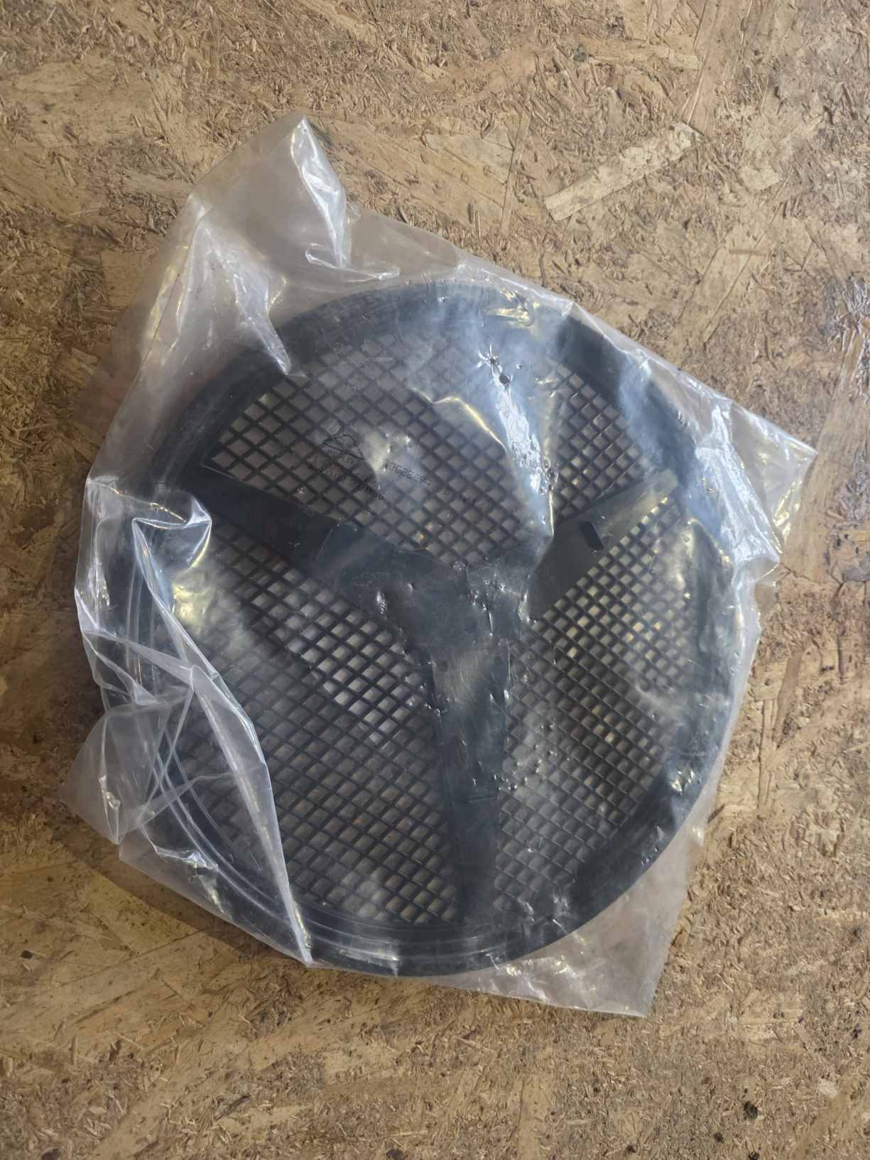 MERCEDES-BENZ ACTROS RADIATOR GRILL EMBLEM A9437512018