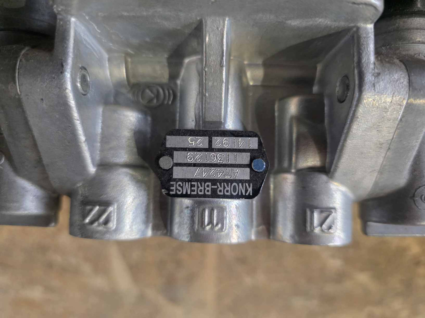 NEW KNORR AE4247 K111131N00 PRESSURE VALVE