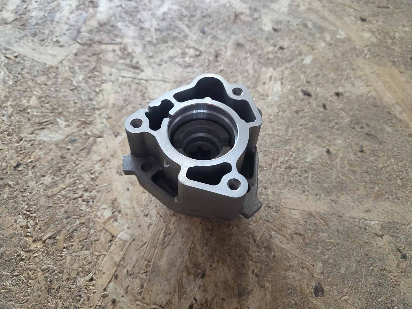 IVECO DAILY 3.0 DIESEL INJECTION PUMP BRACKET 504120126
