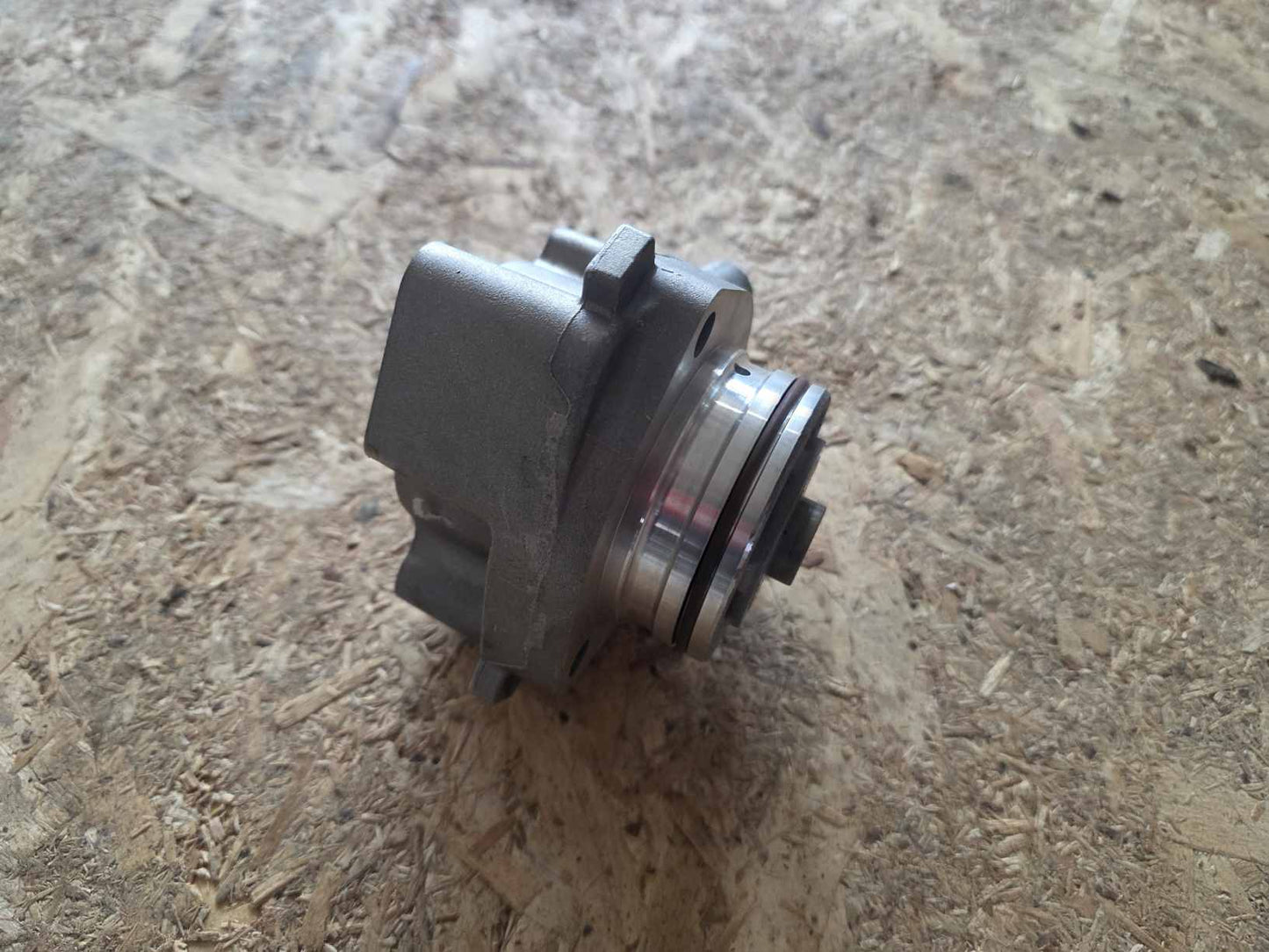 IVECO DAILY 3.0 DIESEL INJECTION PUMP BRACKET 504120126