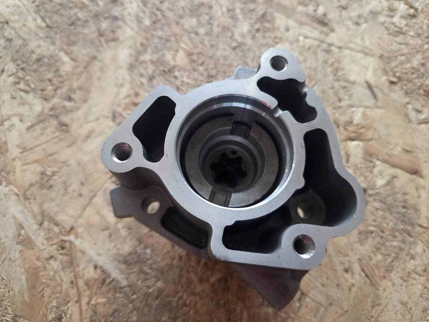 IVECO DAILY 3.0 DIESEL INJECTION PUMP BRACKET 504120126