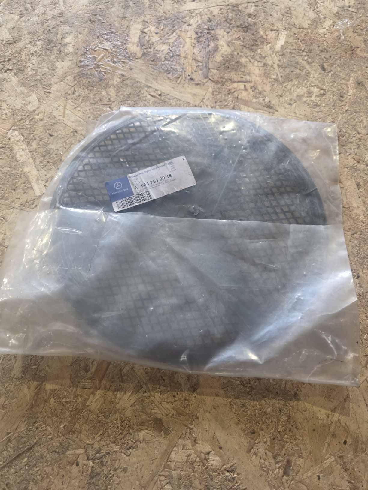 MERCEDES-BENZ ACTROS RADIATOR GRILL EMBLEM A9437512018