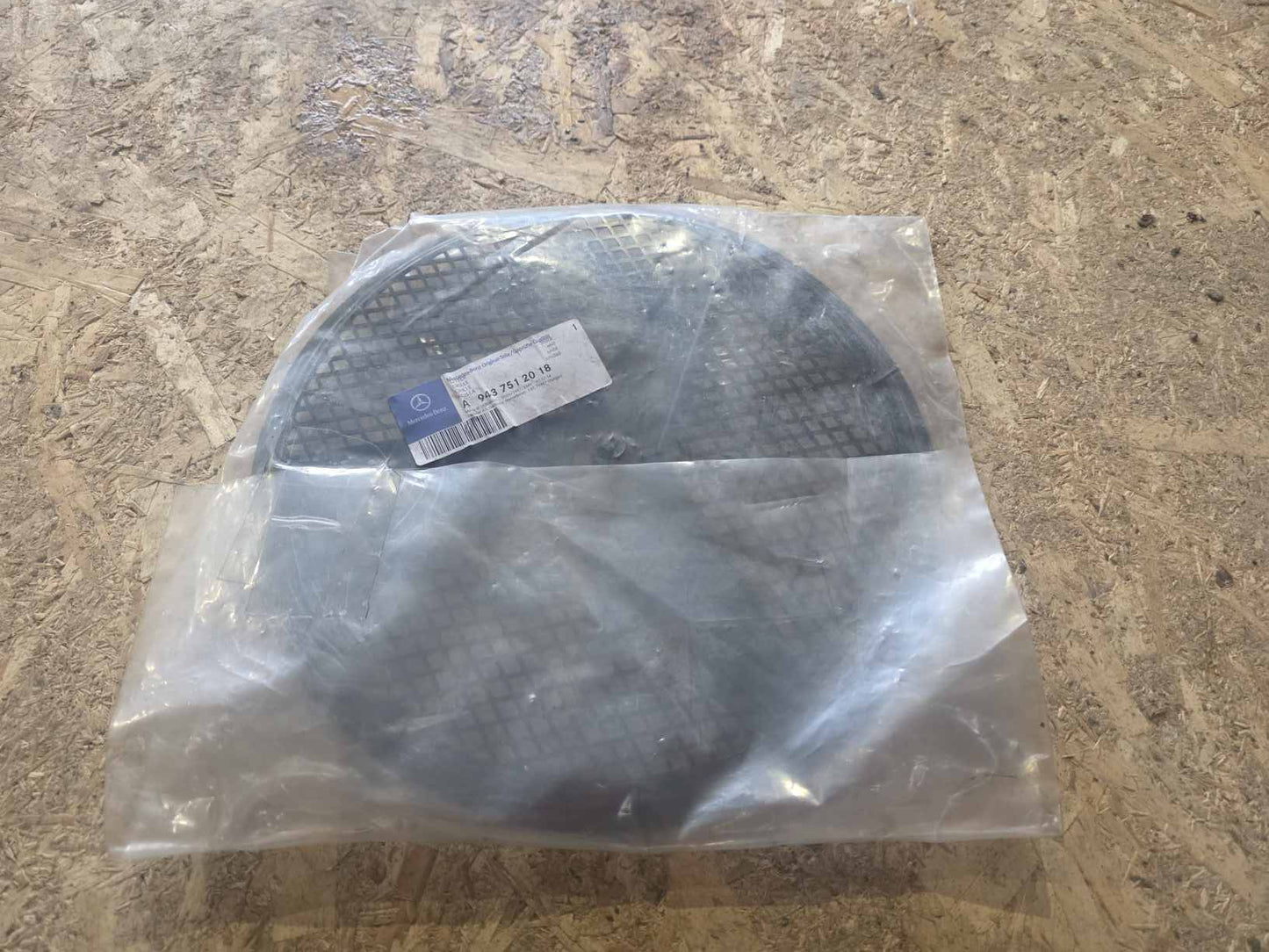 MERCEDES-BENZ ACTROS RADIATOR GRILL EMBLEM A9437512018