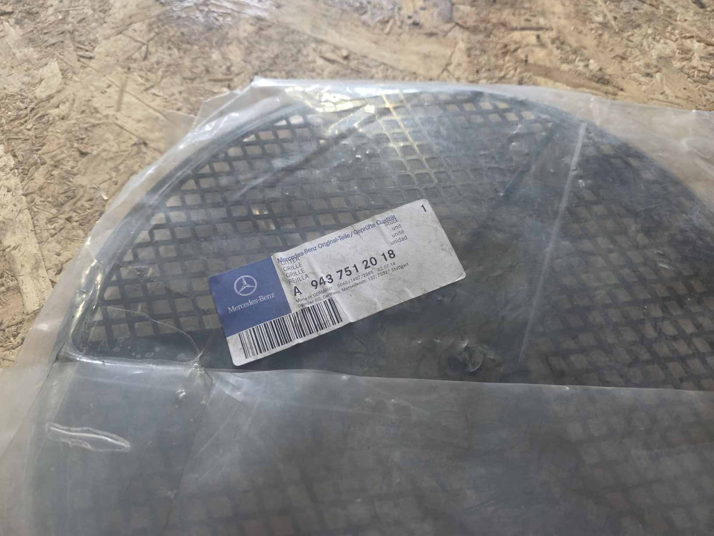 MERCEDES-BENZ ACTROS RADIATOR GRILL EMBLEM A9437512018
